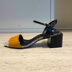 Bright and elegant women's sandals with elastic straps made of genuine leather.